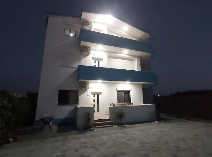 White & Blue Apartment's גולם