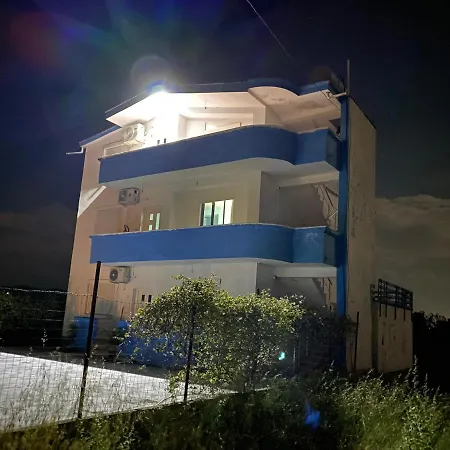 White & Blue Apartment's Appartement