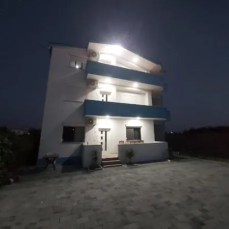 White & Blue Apartment's 골렘